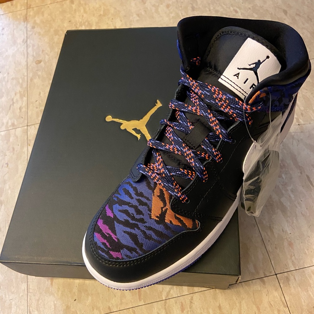 AIR JORDAN 1 MID SE (6.5y)/women’s size 8